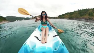 Kadın gözlük okyanusta Kayak