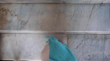 Turist kadın yalınayak Budda tapınakta seyahat