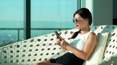 Güzel kadın bir akıllı telefon bir mesaj okuma