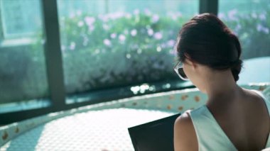 geri dizüstü bilgisayar, tipik iş kadını vurdu