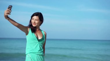 Sahilde telefonda kız alma selfie seyahat