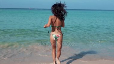 Genç ve güzel popo denize bikinili çalıştıran