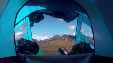 Adam dağ manzaralı bir çadırda