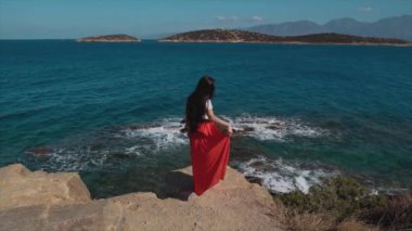 Okyanus cliff Beach Kırmızı elbiseli kız