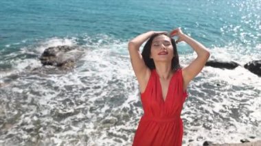 Okyanus dalgaları poz genç bhappy kadın