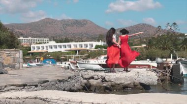 İkiz kardeşler ahşap iskele üzerinde duran üzerinde