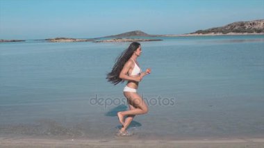 Kumsalda seksi esmer çalışıyor