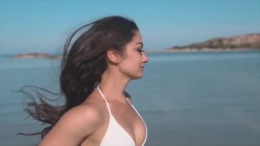 Seksi kadın sahilde koşuyor