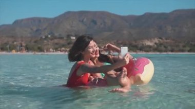 İki genç bayan şişme halkası selfie yapım üzerinde