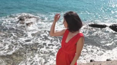 Genç kadın okyanus dalgalarının poz