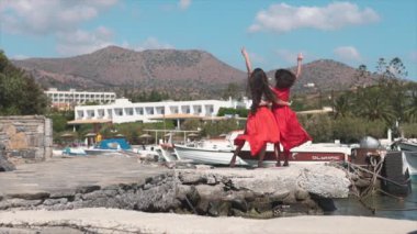 Ahşap iskele üzerinde duran üzerinde iki kız kardeş