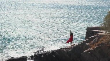 Ayakta deniz kenarında üzerinde Kırmızı elbiseli kadın siluet