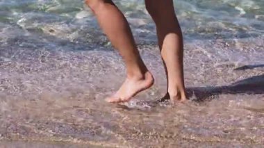 Kumsalda yürüyen kadın çıplak ayak closeup