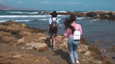 Mutlu kız selfie bir uçurumun üzerinde deniz yapma