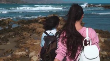 Doğa deniz kenarında iki kız