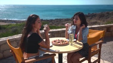 Şarap içme beach Cafe'de iki mutlu kız