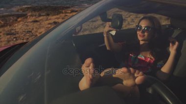 Selfie kırmızı cabriolet alarak genç kız