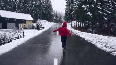 Ahşap çalışan güzel bir gülümseyen kız