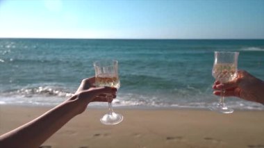 Kadınlar alkış şarap ile güneşli bir plaj gözlük