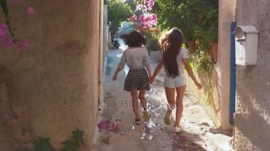 Güneşli Yunan karşıda çalışan iki kız