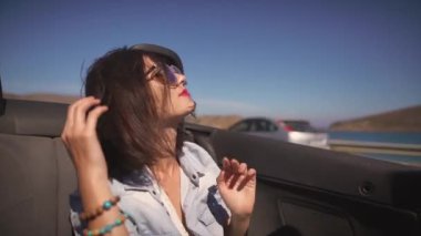 üzerinde kırmızı bir cabriolet sürüş genç lüks kız