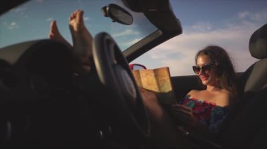 Güzel kız kırmızı Cabriolet harita bakarak