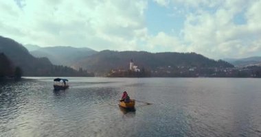 Mutlu bir çift ahşap bir tekne bir gölde kürek