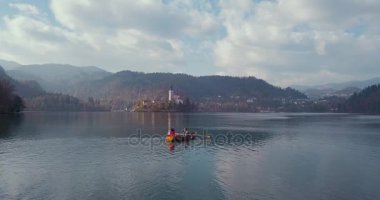 Ahşap bir tekne bir gölde kürek bir hipster Çift