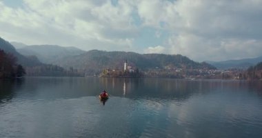 Mutlu bir çift bir ahşap tekne kürek