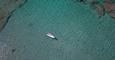 Güzel kadın bir Sup tahta üzerinde puddling