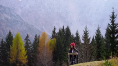 Kız bir harita ile seyahat