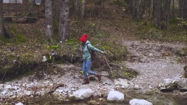 Genç tek başına vahşi ormanda açık yürüyen kadın