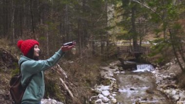 Kız ormanda bir dron kontrol