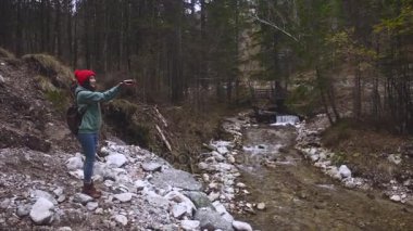 Bir dron ormanda çalışan kız