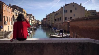 Venedik köprüde çevresinde izlerken kadın
