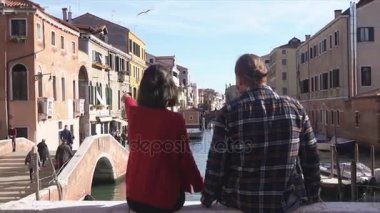 Çift Venedik gökyüzüne bir parmakla işaret