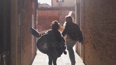 Venedik dar sokaklar arasında çalışan aşık