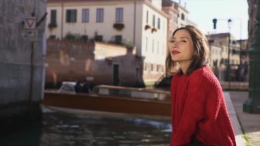 Romantik kadın oturma oadmiring Venedik