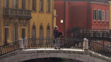 Çift Venedik, romantik an bir köprü