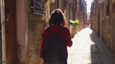 Venedik'te bir telefon yardımı ile gezinme kız