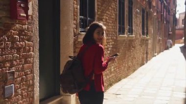 Kız turist Venedik'te bir telefon yardımı ile gezinme