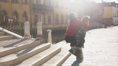 Venedik'te eğleniyor Çift