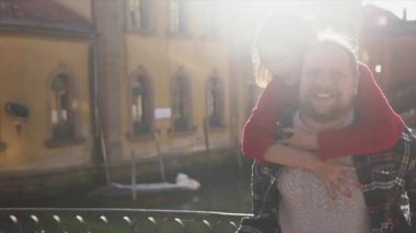 İspanyol çift Venedik'te eğleniyor