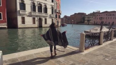 Venedik'te kaçan kaygısız kız