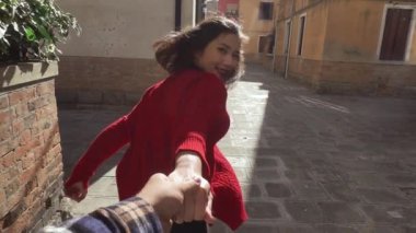 Beni - Venedik mutlu genç kadın izle