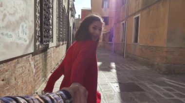 Beni - güneş ışığı altında mutlu genç kadın izle