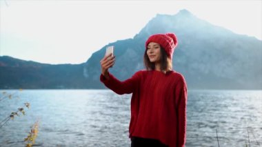 Mutlu kız alma selfie dağ arka planda