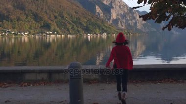 Bir dağ Gölü için çalışan kadın
