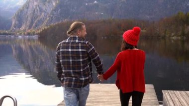 Dağlarda bir iskelede şirin çift