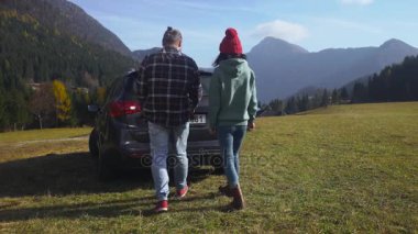 Genç çift sırt çantaları dışında araba çizme almak